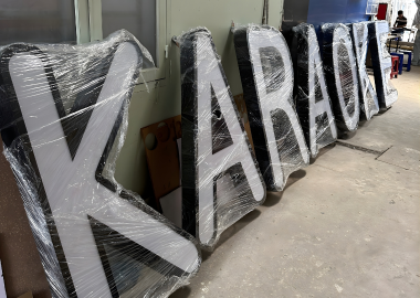 Lên bộ chữ karaoke và logo hộp đèn cho khách tại Quận 1