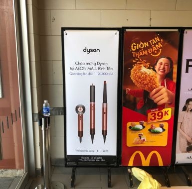Standee đứng chân sắt Dyson được đặt tại các TTTM