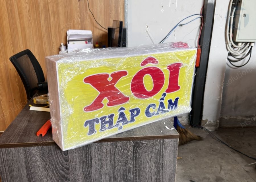 bảng hiệu hộp đèn gắn bên hông cửa hàng